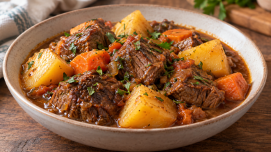 Carne de panela macia com pedaços inteiros de batata e cenoura envolvidos em molho encorpado.